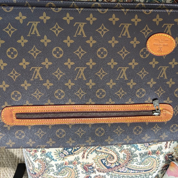 Louis Vuitton - Picture 1 of 7